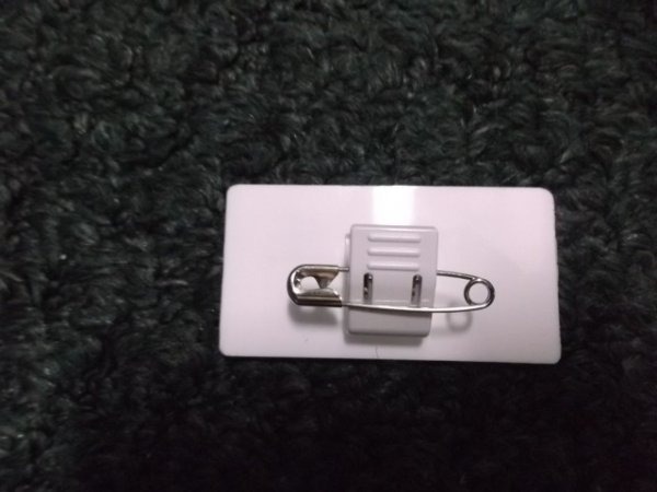 裏面は、クリップと安全ピンです。