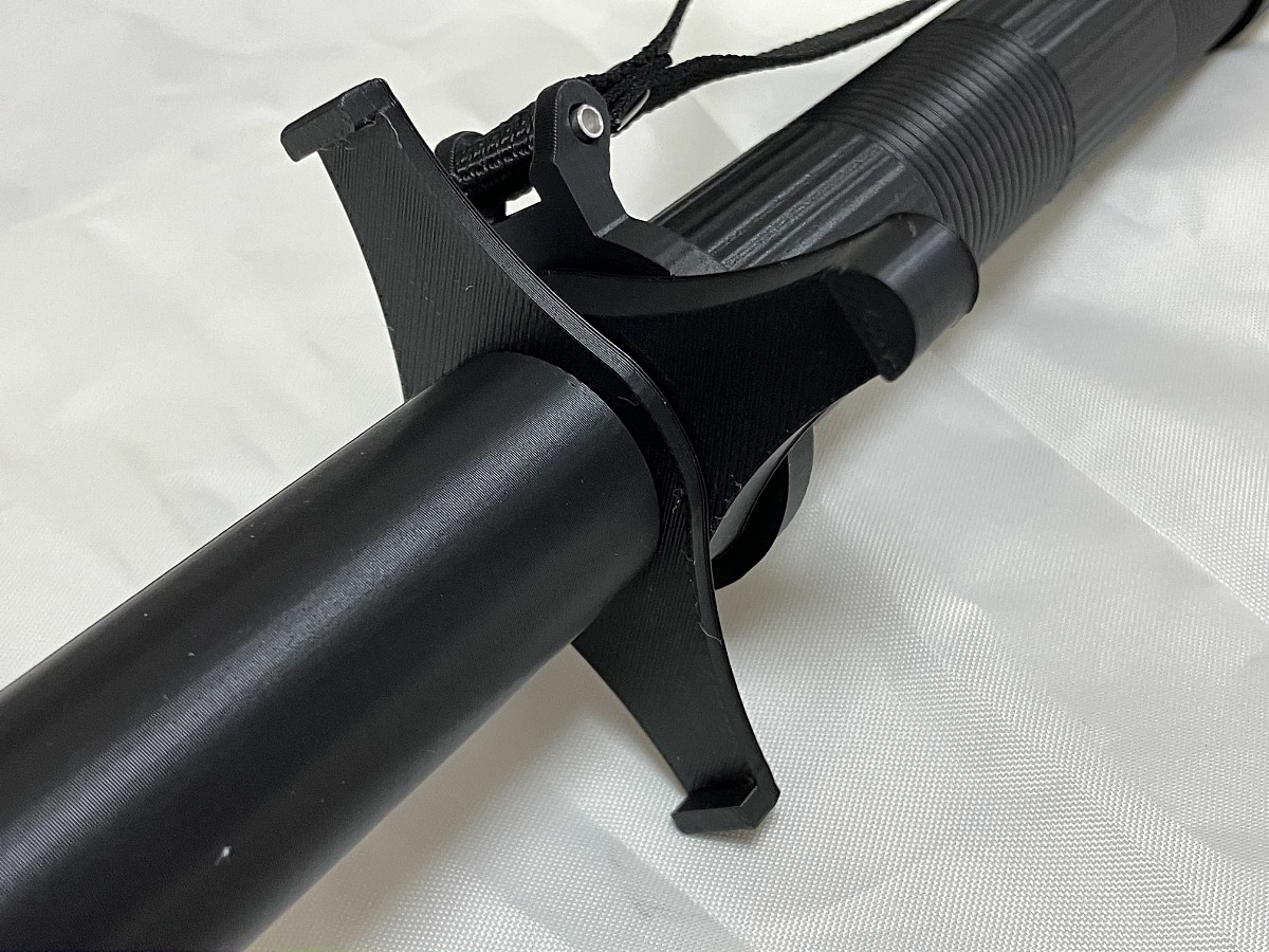 ツバは十字に展開します