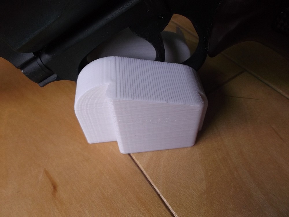 トリガーガードを乗せるだけ。
※モデルガンは付属しません。