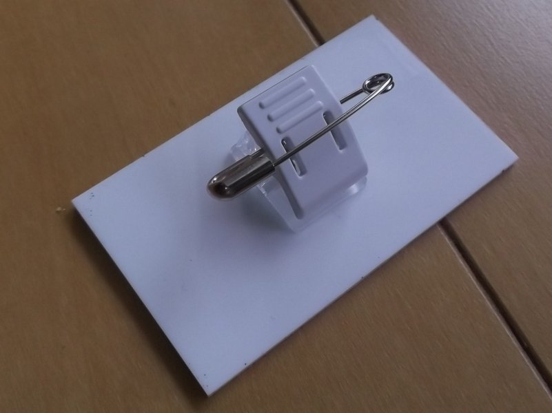 裏面は、クリップと安全ピンです。