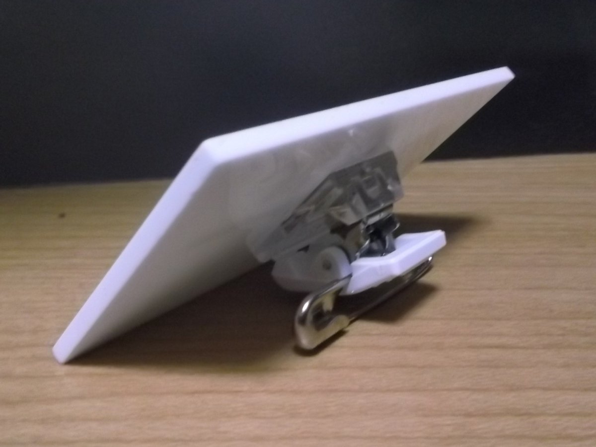 裏面は、クリップと安全ピンです。