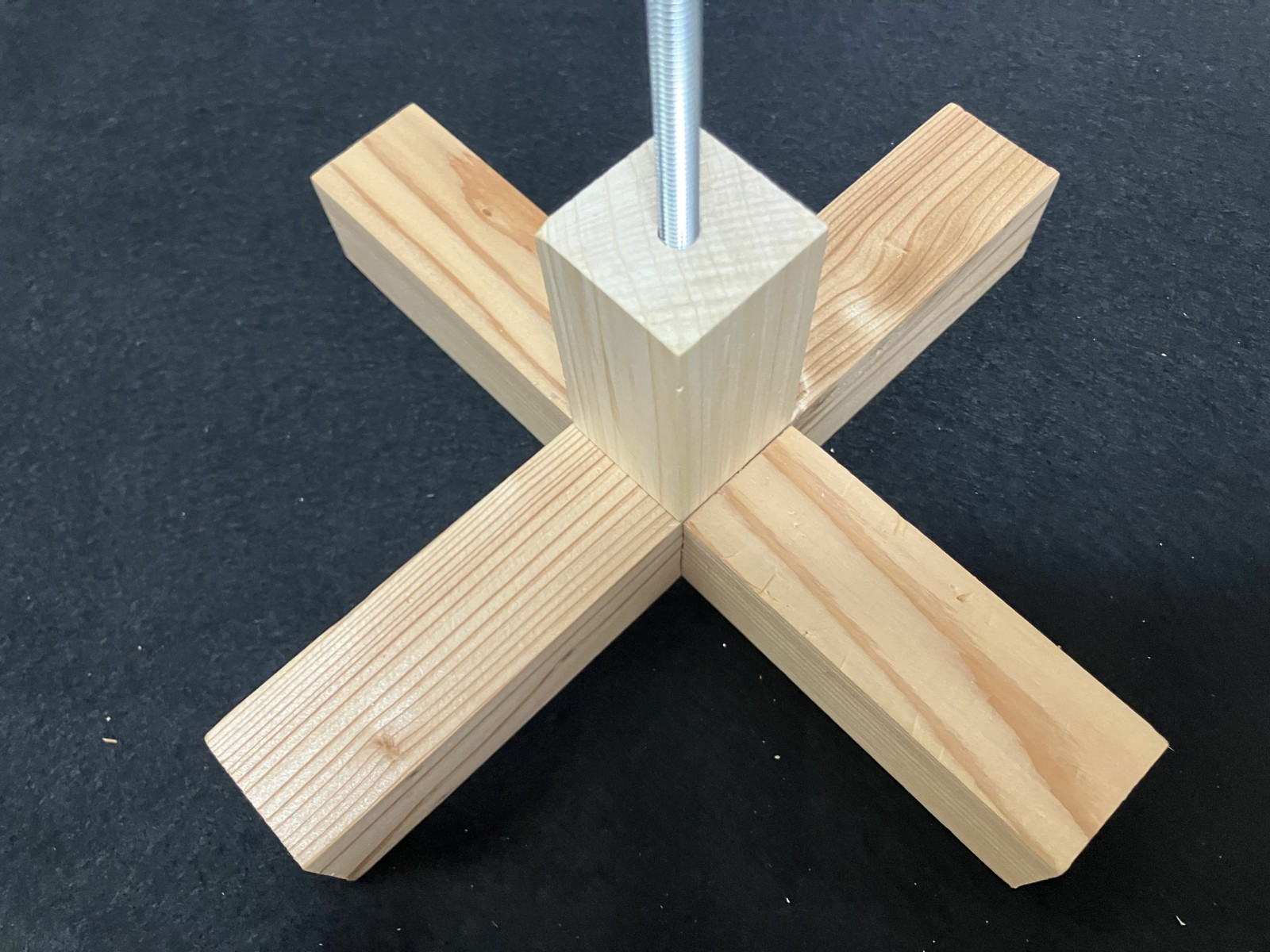 足をクロスして、幹をポールに刺します。