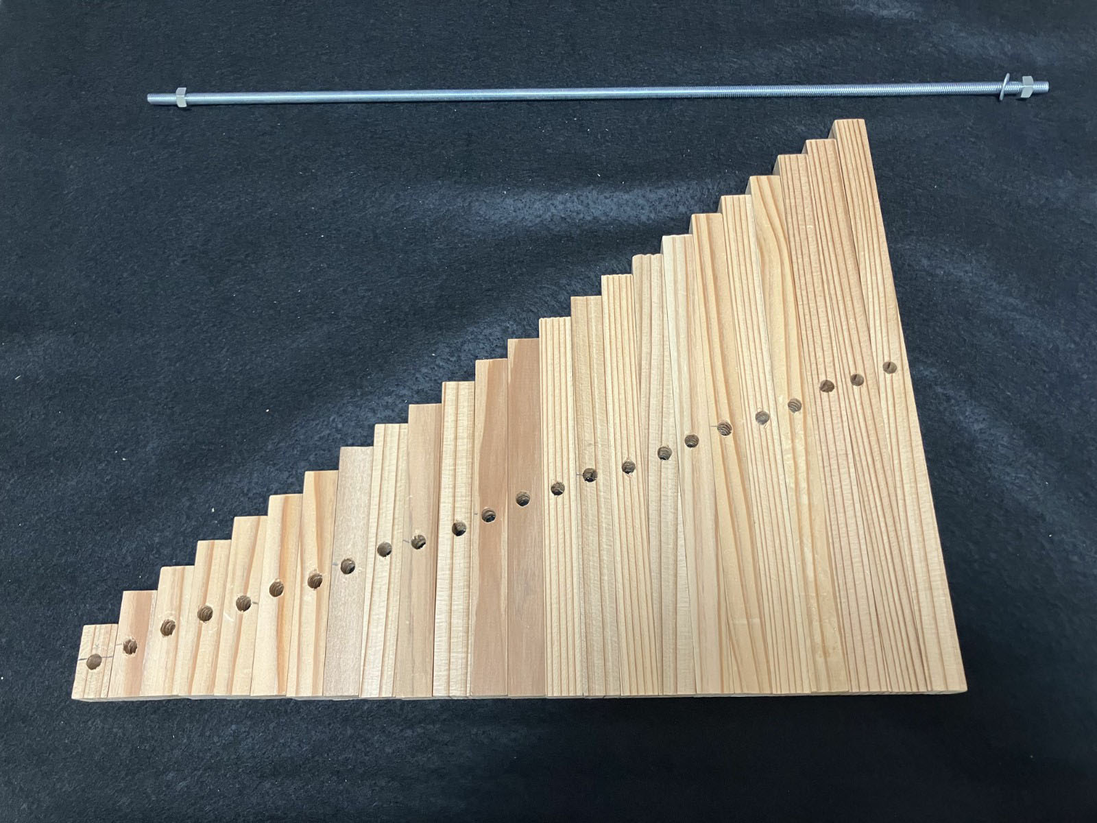 枝の部分は、長さの順に並べて、ポールに刺していきます。