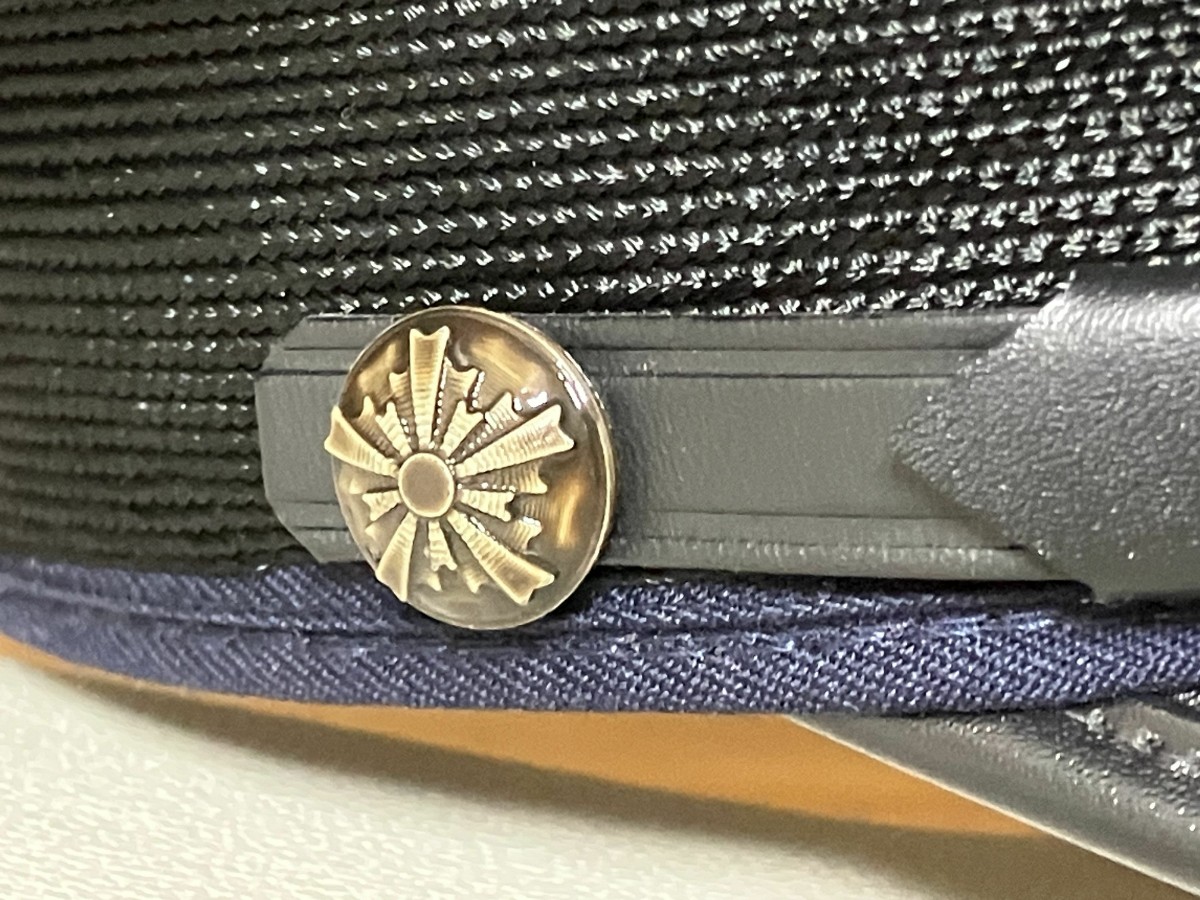 こちらも３Dプリンタで作製しましたが、旭日章がボタンに沿って湾曲しているのでCADをひくのが大変でした。こげ茶のニスで仕上げました。